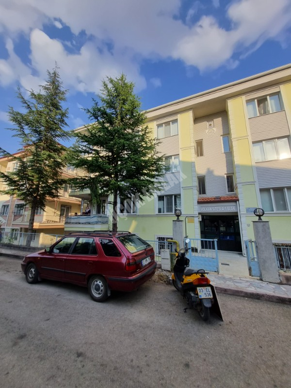 * AFYON ÜÇOK EMLAKTAN EŞREFPAŞA MAH 3+1 120M² TEMİZ BAKIMLI İÇİ YAPILI SATILIK DAİRE 