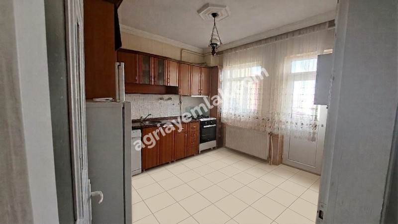 MURAT MAHALLESİNDE MERKEZİ LOKASYONDA SATILIK GENİŞ 3+1 DAİRE
