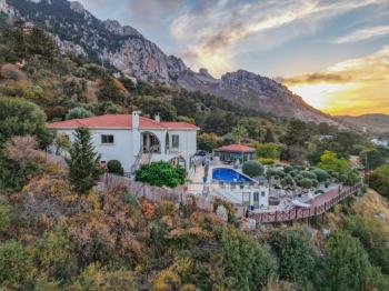 Kıbrıs Girne Karşıyaka'da Deniz Manzaralı Satılık Lüks Villa 