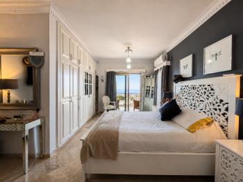 Kıbrıs Girne Karşıyaka'da Deniz Manzaralı Satılık Lüks Villa 