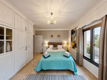 Kıbrıs Girne Karşıyaka'da Deniz Manzaralı Satılık Lüks Villa 