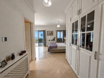 Kıbrıs Girne Karşıyaka'da Deniz Manzaralı Satılık Lüks Villa 