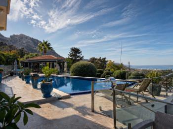 Kıbrıs Girne Karşıyaka'da Deniz Manzaralı Satılık Lüks Villa 
