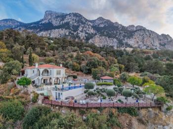 Kıbrıs Girne Karşıyaka'da Deniz Manzaralı Satılık Lüks Villa 