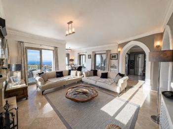 Kıbrıs Girne Karşıyaka'da Deniz Manzaralı Satılık Lüks Villa 