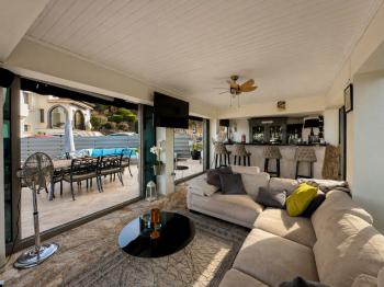 Kıbrıs Girne Karşıyaka'da Deniz Manzaralı Satılık Lüks Villa 