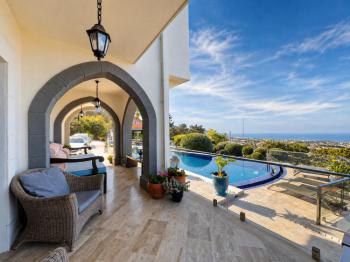 Kıbrıs Girne Karşıyaka'da Deniz Manzaralı Satılık Lüks Villa 