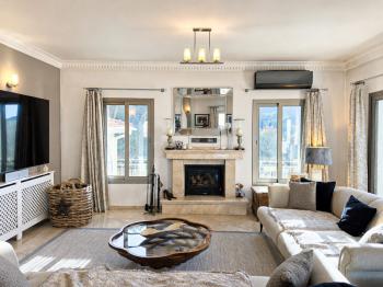 Kıbrıs Girne Karşıyaka'da Deniz Manzaralı Satılık Lüks Villa 