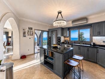 Kıbrıs Girne Karşıyaka'da Deniz Manzaralı Satılık Lüks Villa 
