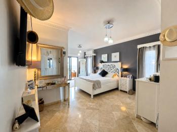 Kıbrıs Girne Karşıyaka'da Deniz Manzaralı Satılık Lüks Villa 