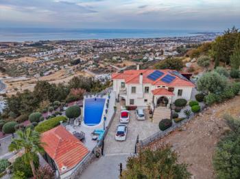 Kıbrıs Girne Karşıyaka'da Deniz Manzaralı Satılık Lüks Villa 