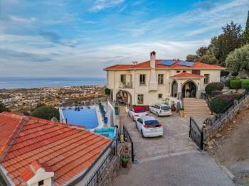 Kıbrıs Girne Karşıyaka'da Deniz Manzaralı Satılık Lüks Villa 