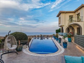 Kıbrıs Girne Karşıyaka'da Deniz Manzaralı Satılık Lüks Villa 