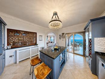 Kıbrıs Girne Karşıyaka'da Deniz Manzaralı Satılık Lüks Villa 