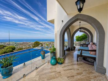 Kıbrıs Girne Karşıyaka'da Deniz Manzaralı Satılık Lüks Villa 