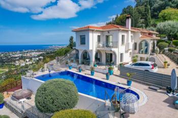 Kıbrıs Girne Karşıyaka'da Deniz Manzaralı Satılık Lüks Villa 