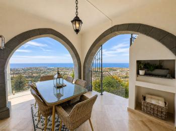 Kıbrıs Girne Karşıyaka'da Deniz Manzaralı Satılık Lüks Villa 