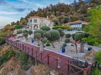 Kıbrıs Girne Karşıyaka'da Deniz Manzaralı Satılık Lüks Villa 