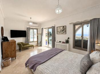 Kıbrıs Girne Karşıyaka'da Deniz Manzaralı Satılık Lüks Villa 