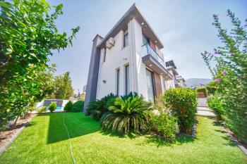 Girne Alsancak'ta Satılık 3+1 Havuzlu Villa - Denize Yürüme Mesafesinde!