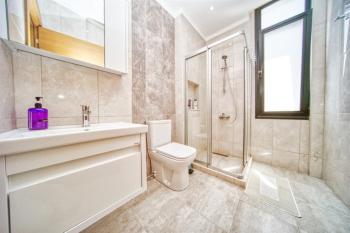 Girne Alsancak'ta Satılık 3+1 Havuzlu Villa - Denize Yürüme Mesafesinde!