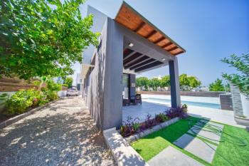Girne Alsancak'ta Satılık 3+1 Havuzlu Villa - Denize Yürüme Mesafesinde!