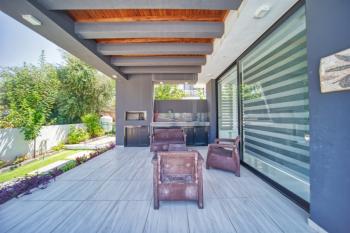 Girne Alsancak'ta Satılık 3+1 Havuzlu Villa - Denize Yürüme Mesafesinde!
