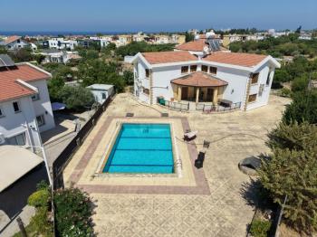  KKTC Girne Alsancak'ta 1 Dönüm Arazi İçerisinde Özel Havuzlu 5+1 Villa