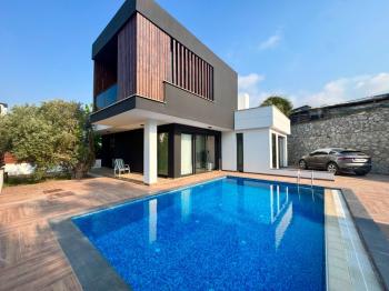 Kaçırılmayacak Fırsat Girne Ozanköy de Özel Havuzlu Modern Mimari Satılık 4+1 Villa