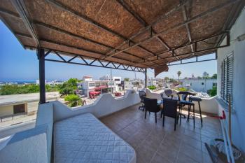 GİRNE KARAOĞLANOĞLU’NDA SATILIK TİCARİ OFİS – 130 m² TERASLI, DENİZ MANZARALI