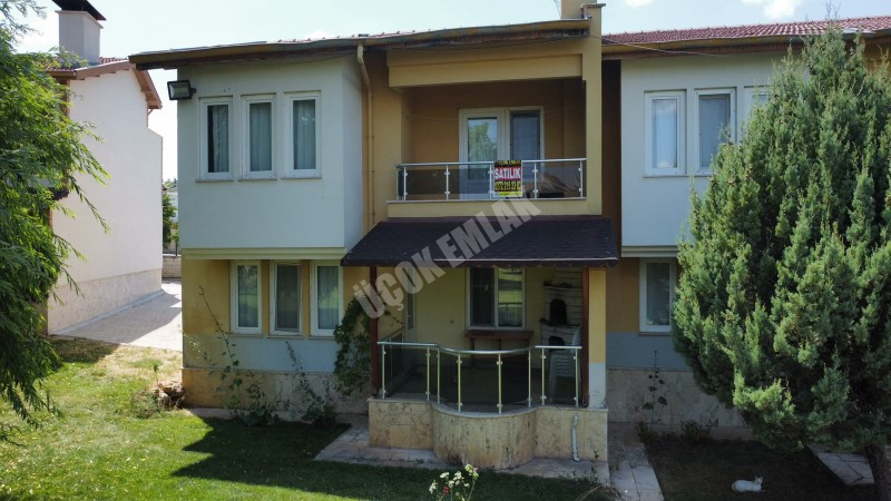 * AFYON ÜÇOK EMLAKTAN İHSANİYE GAZLIGÖLDE 3+1 135M² SATILIK TERMAL HAVUZLU VİLLA *