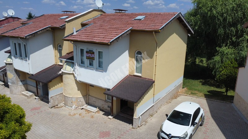 * AFYON ÜÇOK EMLAKTAN İHSANİYE GAZLIGÖLDE 3+1 135M² SATILIK TERMAL HAVUZLU VİLLA *