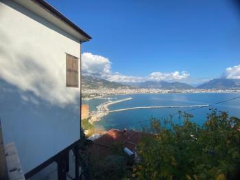 ALANYA KALESİ'NDE SATILIK RESTORASYONU YAPILMIŞ PANORAMİK DENİZ VE ŞEHİR MANZARALI TARİHİ VİLLA