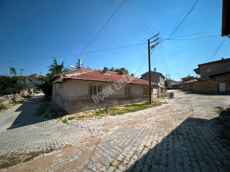 AFYON ÜÇOK EMLAKTAN İHSANİYE KAYIHAN TÜRBE MEVKİNDE 715M² KELEPİR  EV