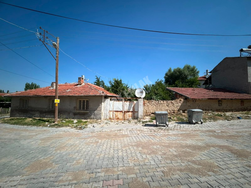 AFYON ÜÇOK EMLAKTAN İHSANİYE KAYIHAN TÜRBE MEVKİNDE 715M² KELEPİR  EV