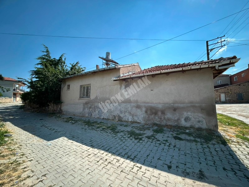AFYON ÜÇOK EMLAKTAN İHSANİYE KAYIHAN TÜRBE MEVKİNDE 715M² KELEPİR  EV