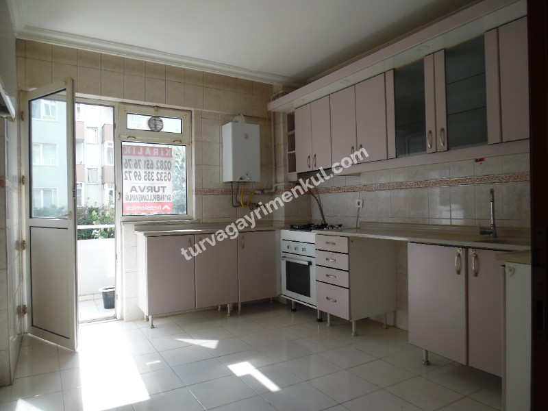 MUHİTTİN MAHALLESİNDE SALİH OMURTAK CADDESİNE YAKIN 3+1 KİRALIK DAİRE 
