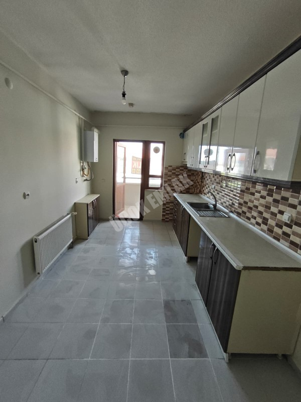 AFYON ÜÇOK EMLAKTAN UYDUKENT OTOGAR TOKİ DE KİRALIK 3+1 BAKIMLI GENİŞ DAİRE