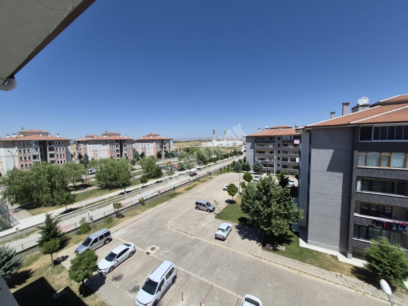AFYON ÜÇOK EMLAKTAN UYDUKENT OTOGAR TOKİ DE KİRALIK 3+1 BAKIMLI GENİŞ DAİRE
