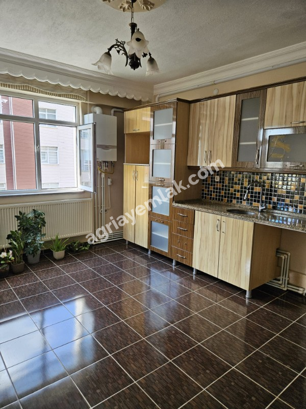 FIRAT MAHALLESİ MERKEZİ LOKASYONDA SATILIK GENİŞ 4+1 DAİRE