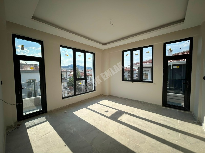 * AFYON ÜÇOK EMLAKTAN MAREŞAL FEVZİ ÇAKMAK MAH 2+1 SIFIR LÜX SATILIK DAİRE *