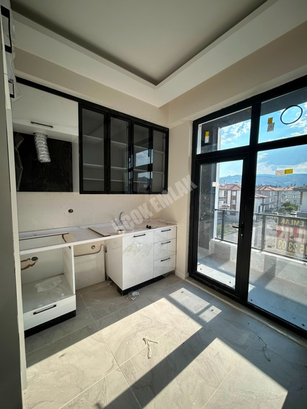 * AFYON ÜÇOK EMLAKTAN MAREŞAL FEVZİ ÇAKMAK MAH 2+1 SIFIR LÜX SATILIK DAİRE *
