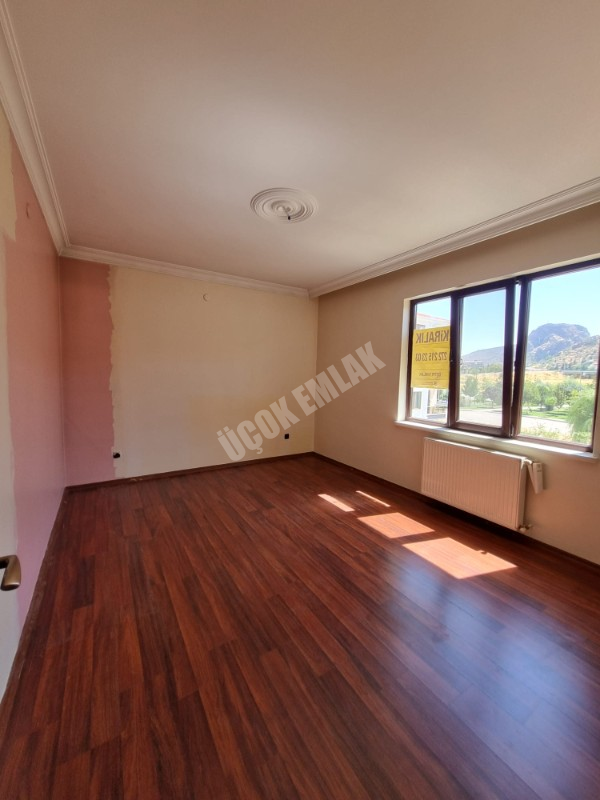 * AFYON ÜÇOK EMLAKTAN SELÇUKLU MAH 3+1 120M² GENİŞ TEMİZ BAKIMLI KİRALIK DAİRE *