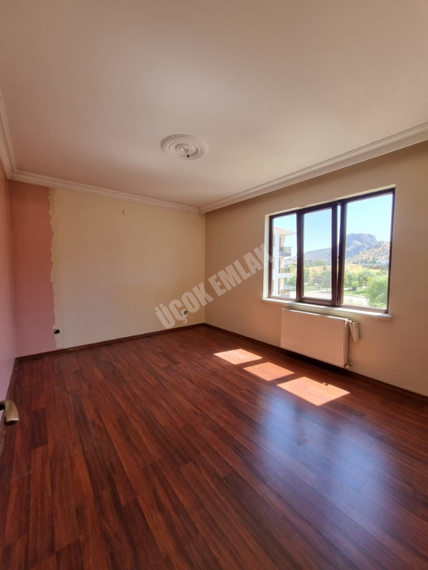 * AFYON ÜÇOK EMLAKTAN SELÇUKLU MAH 3+1 120M² GENİŞ TEMİZ BAKIMLI KİRALIK DAİRE *