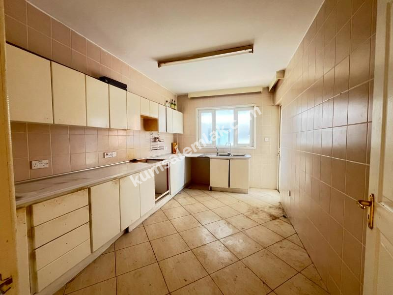 GİRNE MERKEZDE 3+1 SATILIK DAİRE 