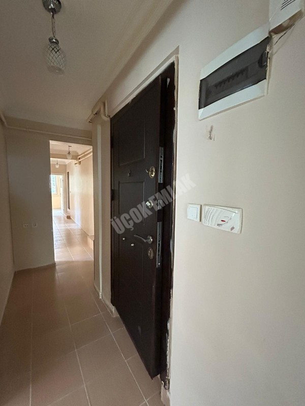 Afyon Üçok Emlaktan Cumhuriyet Mah Merkezde Kiralık 3+1 Temiz Bakımlı Daire