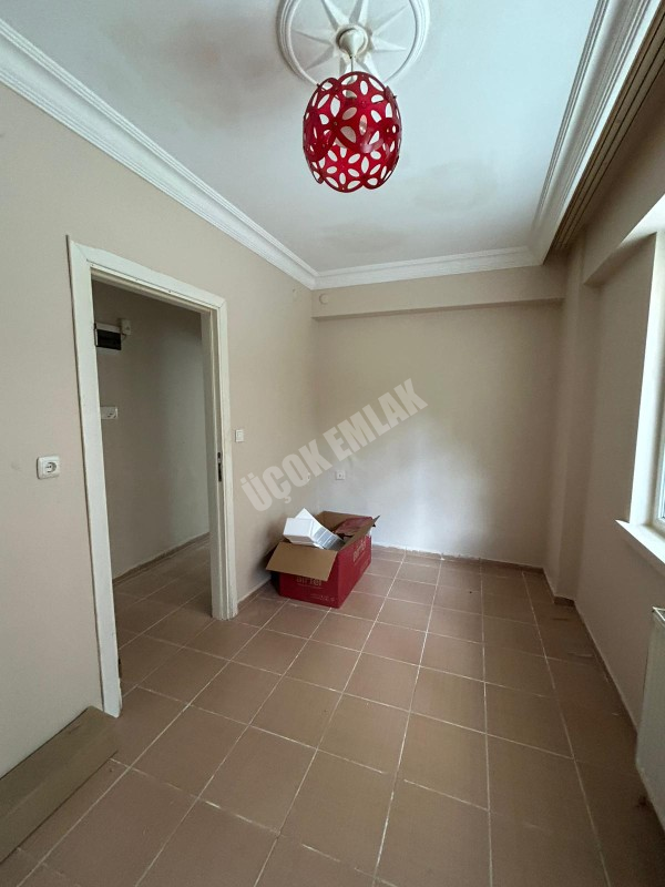 Afyon Üçok Emlaktan Cumhuriyet Mah Merkezde Kiralık 3+1 Temiz Bakımlı Daire