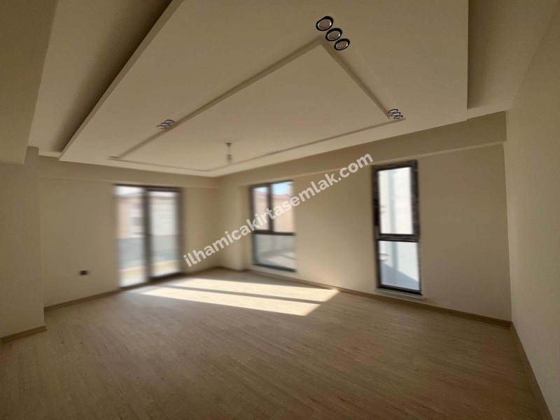CUMHURİYET MAHALLESİNDE SATILIK GENİŞ SIFIR 4+1 SİTE İÇİ DAİRE