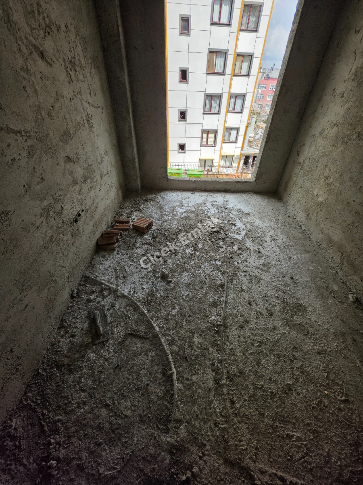Akşemsettin'de Metro'ya 5 Dk Konumu Süper Otoparklı 8.Kat Sıfır Satılık Daire