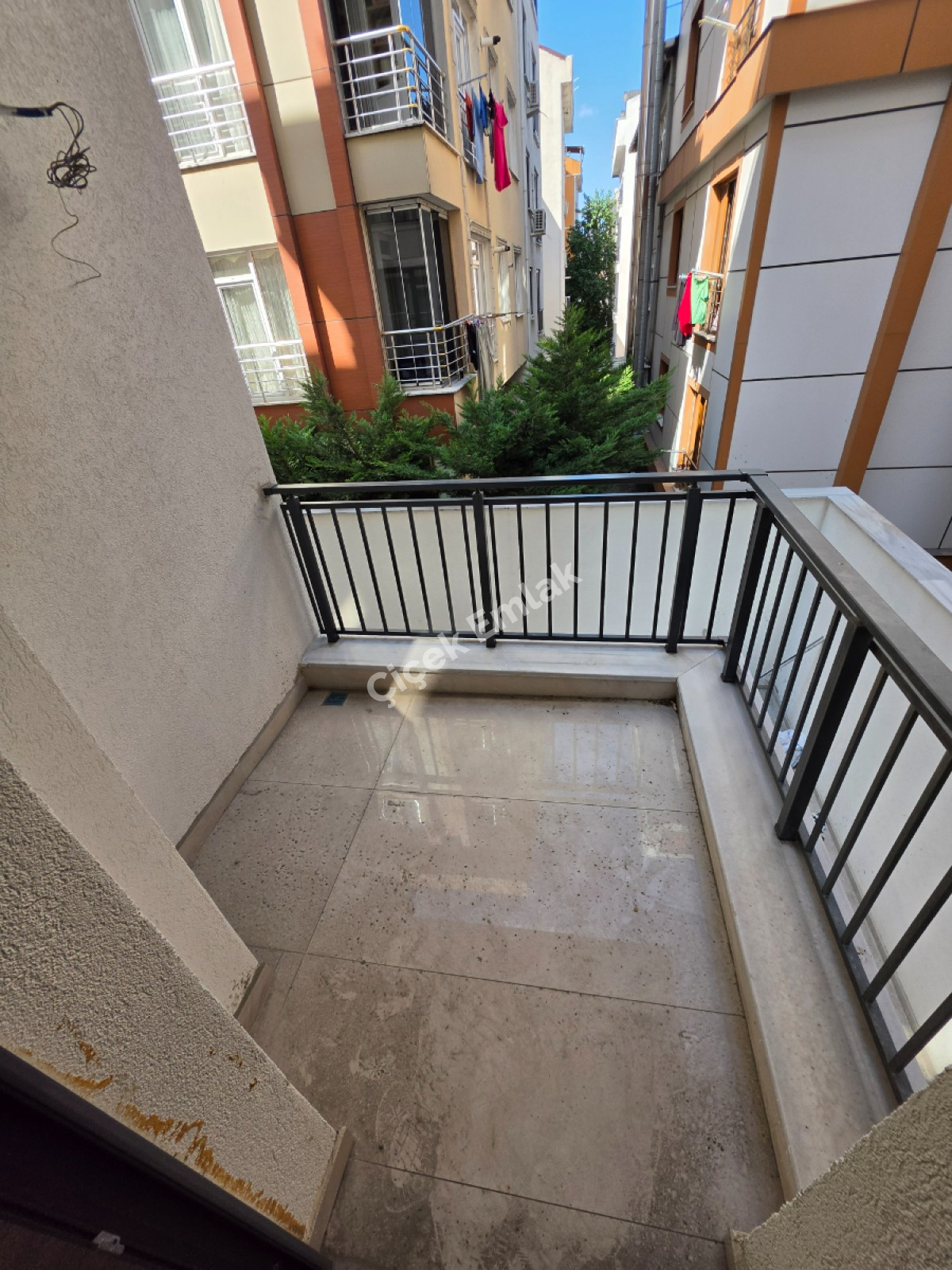 Binevler'de Metro'ya 5 Dk 3+1 & 1.Kat Balkonlu Sıfır Satılık Daire